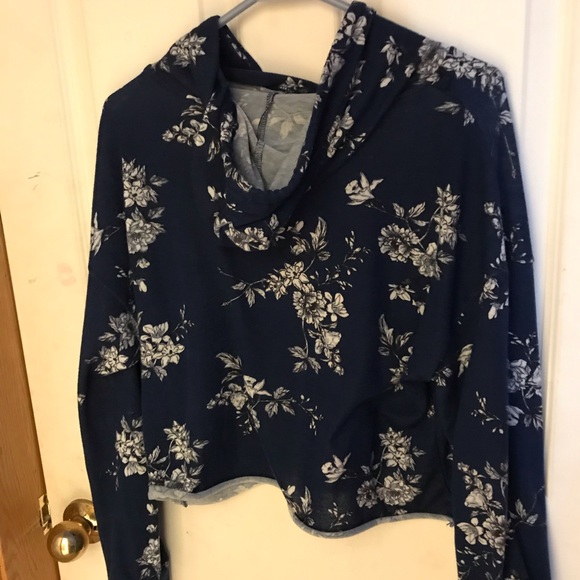 Long sleeve light weight cropped hoodies (bundle) - Picture 5 of 5